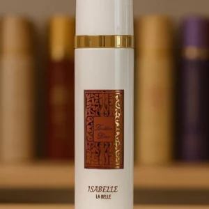 Body Splash Fakhar Rose la Belle costuma gerar uma pequena confusão entre duas marcas muito populares no mercado de fragrâncias inspiradas na perfumaria árabe: a grife de inspirações nacional Isabelle La Belle e a marca original de perfumes árabes Lattafa.