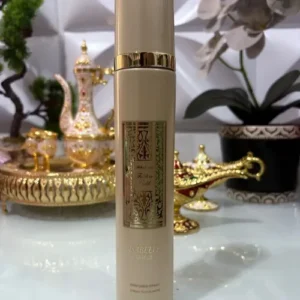 O Body Splash Fakhar Gold da Isabelle La Belle (300ml) é uma fragrância corporal oriental amadeirada, inspirada em perfumes árabes de luxo.O Body Splash Fakhar Gold da Isabelle La Belle (300ml) é uma fragrância corporal oriental amadeirada, inspirada em perfumes árabes de luxo.